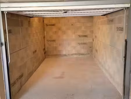 box de stockage dans un garage