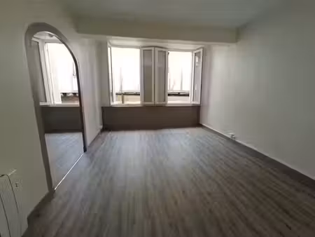 location appartement 1 pièce 30 m² à saint-jean-d'angély (17400)  315 €