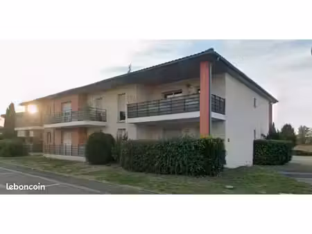 ? *t2 meublé de 49 m² équipé à neuf – balcon  cave & parkings* ?