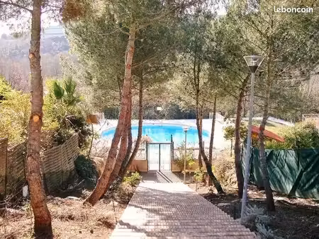 2 pièces avec terrasse fermée  clim réversible  2 parkings  piscine