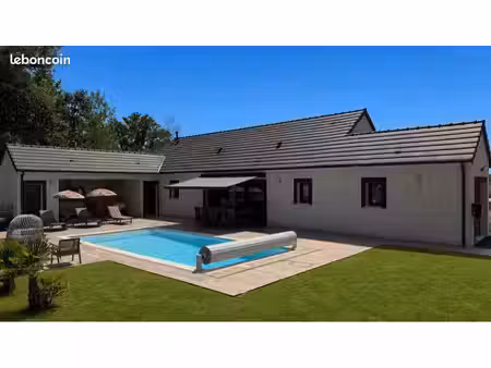 maison contemporaine de plain-pied avec piscine
