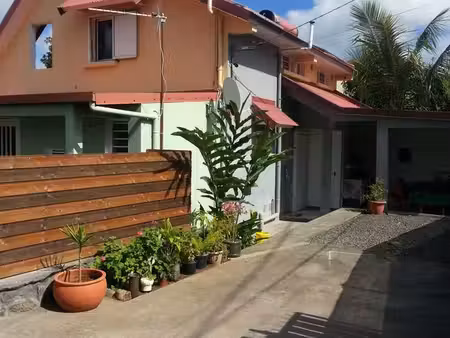 ensemble de trois logements dans une villa  400m2 de terrain  2 cours