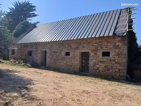 maison en pierre avec dependance
