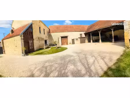 corps de ferme en pierre entièrement rénové – 160 m² – 4 700 m² de terrain – buncey