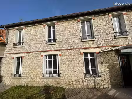 maison mitoyenne en pierres de berchères – 108 m² – à rénover- 3 chambres – cour + parking