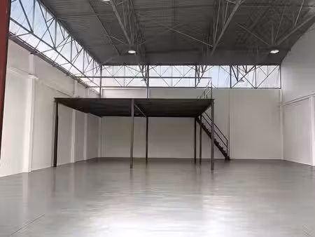 entrepot 300m2