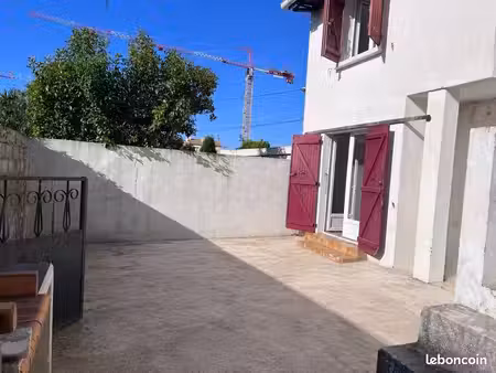 maison 95 m2 3 chb + bureau + cour 40 m2 et un parking privatif