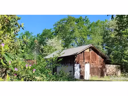terrain constructible de 1250 m² avec une grange à 25 mn des plages