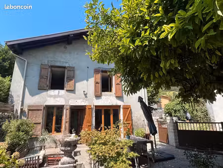 bernin – maison de village 103 m² – 2 chambres + possibilité 3e – extérieur – au calme