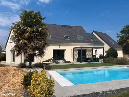 maison familiale de 190 m² avec piscine  sauna et jardin clos de 1 600 m2 à savigné l'evêq