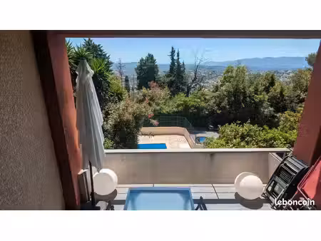 2 pièces meublé 47 m² + terrasse 13 m² + piscine + vue panoramique + parking