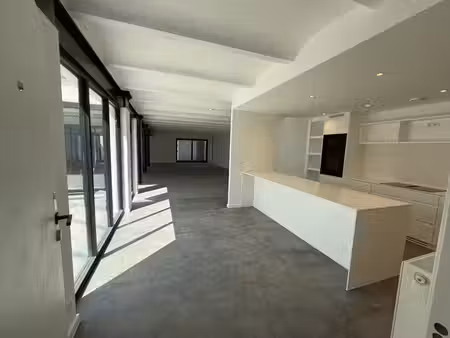 bureau ±130m² lumineux  rénové + terrasses