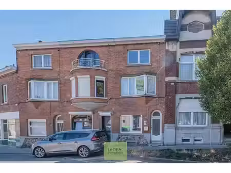 maison située sur une place 3ch avec terrasse et jardin