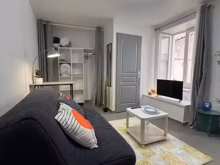 studio meublé rénové – calme – internet inclus – centre-ville bourges / avaricum