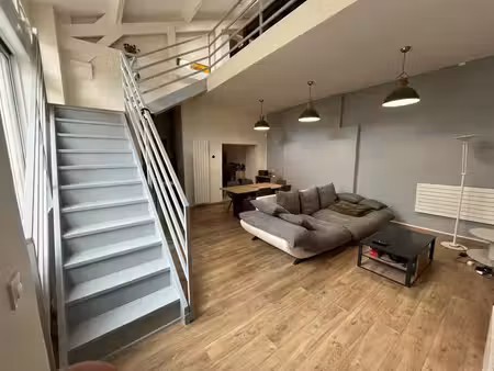 maison de type loft 3 chambres  bureau  grande pièce à vivre  cuisine équipée  parking