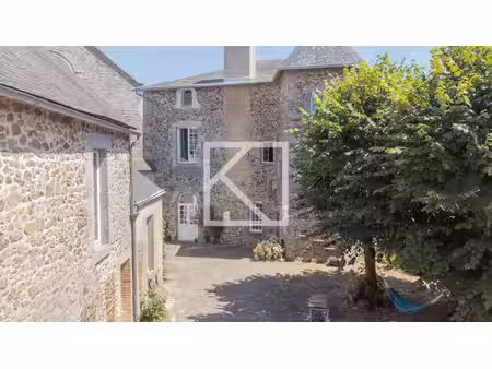 ancien prieuré de caractère avec annexes et jardin