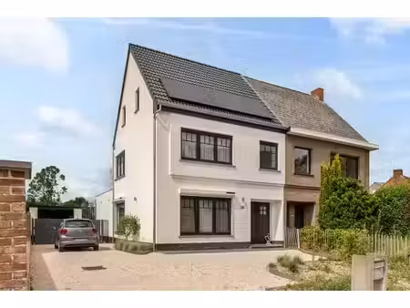 instapklare gezinswoning met 4 slaapkamers op een perceel...