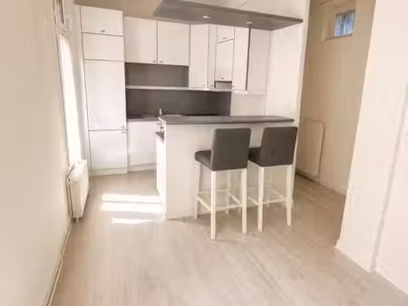 3 pièces de 54 32 m² + 2 caves