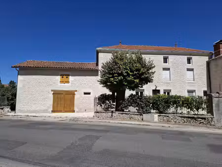 maison familiale impeccable de 4 à 5 chambres  idéalement située à quelques minutes à pied