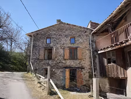 jolie maison en pierres avec dépendances