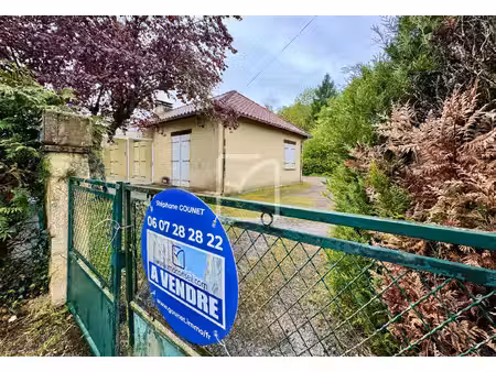 charmante maison de 84 m2 3 chambres  deux garages parc clos 1104m2