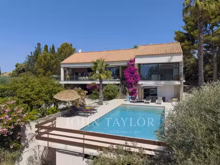 villa de luxe à vendre dans le quartier plan de la mer-fregate-rampale-alon