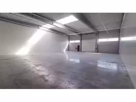 entrepôt de 405 m²