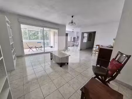 appartement lumineux avec loggia et garage