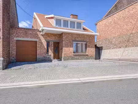maison 3 façades avec grand jardin  garage et beau potentiel