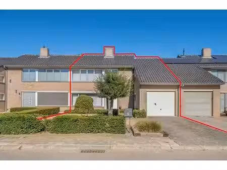 rustig gelegen woning met 4 slaapkamers  een garage en ee...