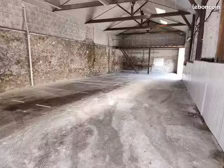 ◊ place de parking privée — centre bressuire (proche gare)