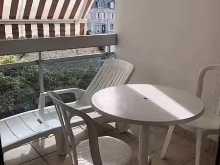 t1 meublé de 27 m² avec balcon  parking privé et ascenseur loué à l’année – quartier du ch