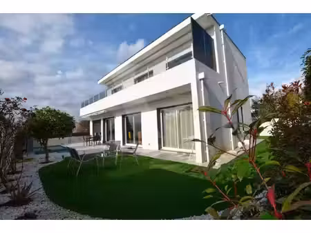 maison belles prestations avec garage et piscine