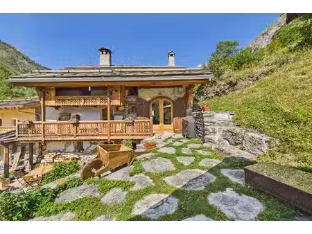 chalet authentique avec vue panoramique sur les sommets