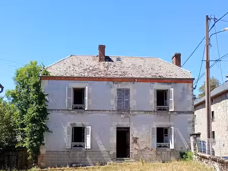 très belle maison à rénover située dans un petit hameau proc