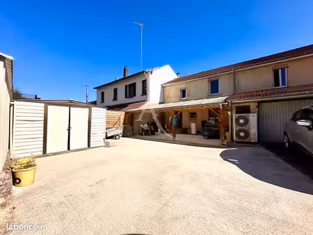 maison de village avec gros volumes