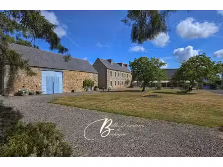 a vendre manoir et ses dépendances sur 1.7 hectare côtes d'armor