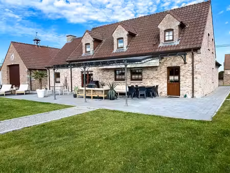 vaste villa avec grand jardin et garage.