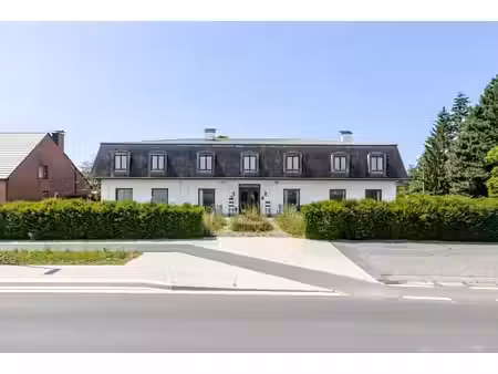 propriété de caractère à rénover sur ± 1.356 m² avec de nomb