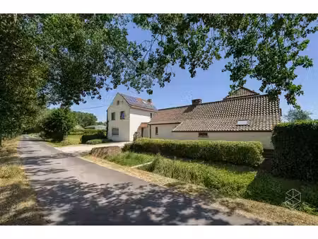 landhuis met zwembad  bijgebouw en weide op 10 570 m²
