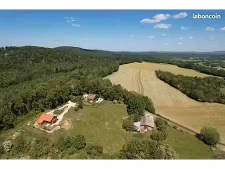domaine touristique à vendre – 6 gîtes – 1 75 ha – hangar 400 m² – fort potentiel