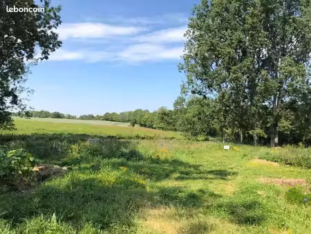 prairie clôturée de 4 6hec à louer