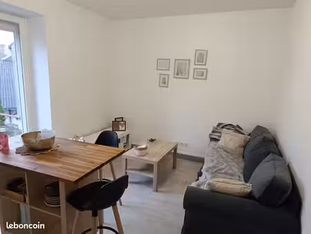t2 non meublé rénové 28 m² avec balcon – parking gratuit & bus au pied