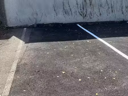place de parking à louer en plein centre de belley - accès sécurisé