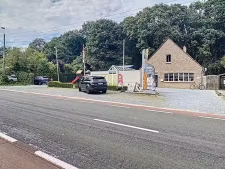 handelsruimte met woonst op zichtbare ligging in koersel