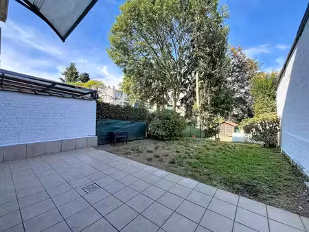 belle maison avec grand un jardin