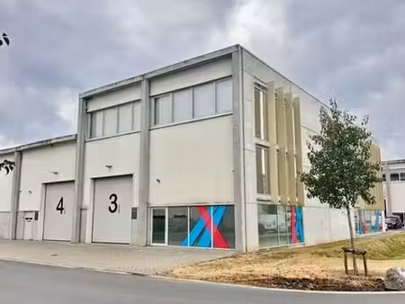 bâtiment industriel récent et idéalement situé  avec bureau.