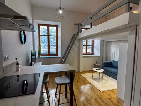 à louer — charmant studio refait à neuf à frasne