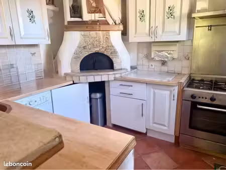 ? à vendre : deux appartements mitoyens dans un lieu chargé d’histoire  au cœur d’un charm