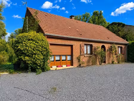 ? un cadre paisible  de beaux volumes et plus de 3 000 m² de terrain… le coup de cœur pour